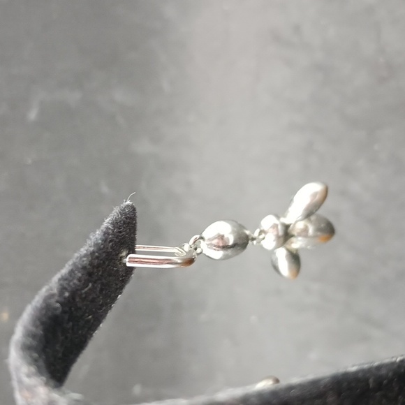 Elegant Silver and Green Drop Earrings - Picture 3 of 3